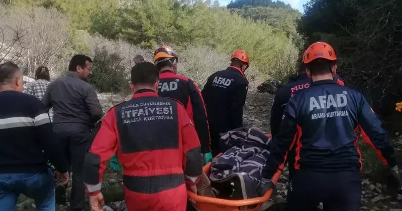 Kayalıklardan düşüp mahsur kalan çoban, kurtarıldı