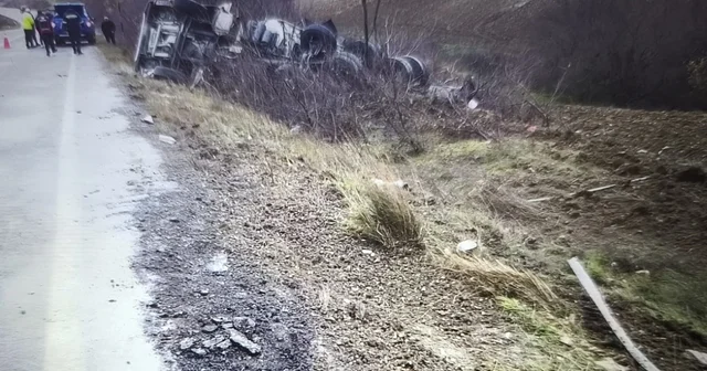 Kırklareli nde şarampole devrilen tırın sürücüsü yaralandı Kırklareli Haberleri