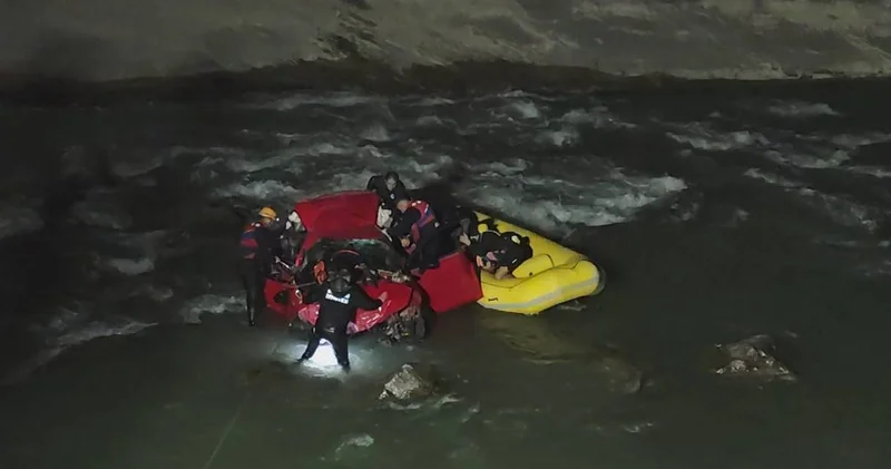 Hakkari de korkunç kaza! Araç 300 metreden Zap Suyu na düştü