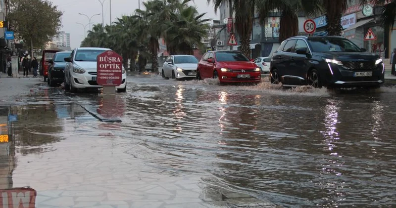 Son dakika: Adana da patlayan içme suyu borusu sokakları göle çevirdi Son dakika haberleri