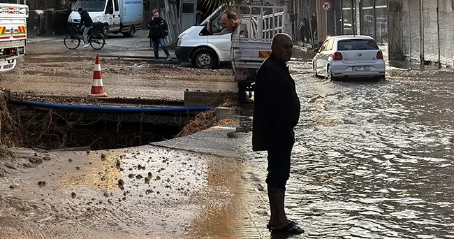 Su borusu patladı: Cadde ve sokaklar göle döndü