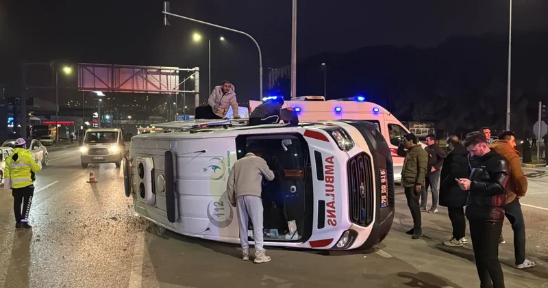 Görevdeki ambulans devrildi: 3 sağlık personeli yaralandı