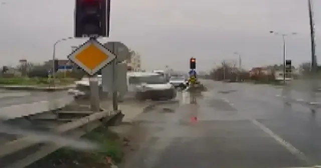 Kırmızı ışıkta geen otomobil kazaya neden oldu VİDEO İZLE