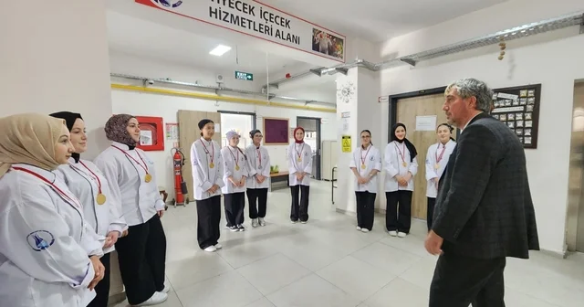 Müdür Yılmaz dan uluslararası yarışmada derece elde eden öğrencilere tebrik Kütahya Haberleri