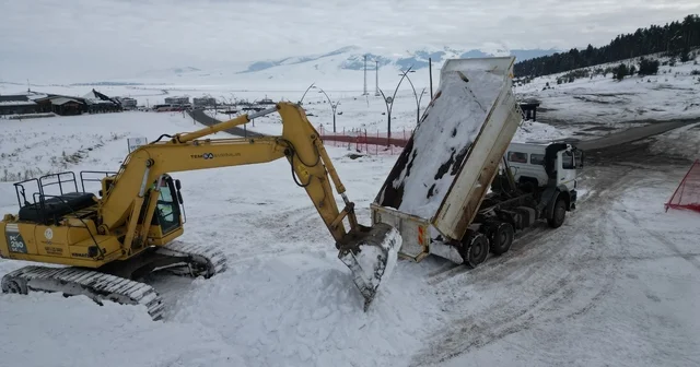 Sarıkamış ta asker heykellerin yapımı için kar taşınıyor Kars Haberleri