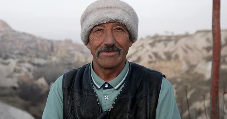 Çocuk yaşta taşındığı belde kaderini değiştirdi: Ortaokul mezunu adam 9 dil biliyor ve memleketinin tanıtımına katkı sağlıyor