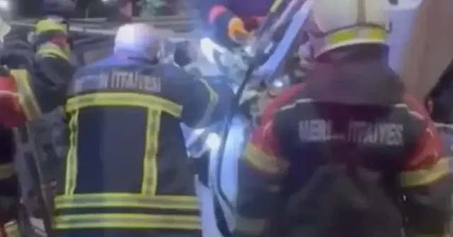Aracına sıkışan sürücü itfaiye tarafından kurtarılma anı kamerada VİDEO İZLE