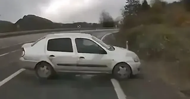 Bartın da iki otomobilin çarpışma anı kamerada VİDEO İZLE