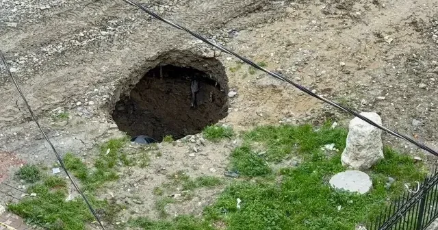 Esenyurt ta yer yarıldı otomobil içine girdi VİDEO İZLE