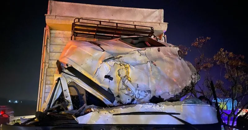 Son dakika: Antalya’da korku dolu anlar! PTS direği kamyonun üzerine devrildi, zincirleme kaza kamerada Son dakika haberleri