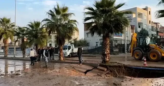 Adana’da su borusu patladı caddede çukur oluştu VİDEO İZLE