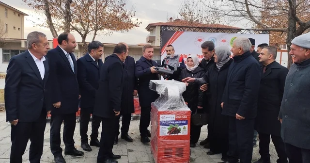 Erzincan da üreticiye destek: Dut sıkma ve koyun kırkım makinası dağıtıldı Erzincan Haberleri