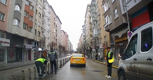 Çakılmasıyla tepki çeken dubalar belediye tarafından söküldü Eskişehir Haberleri