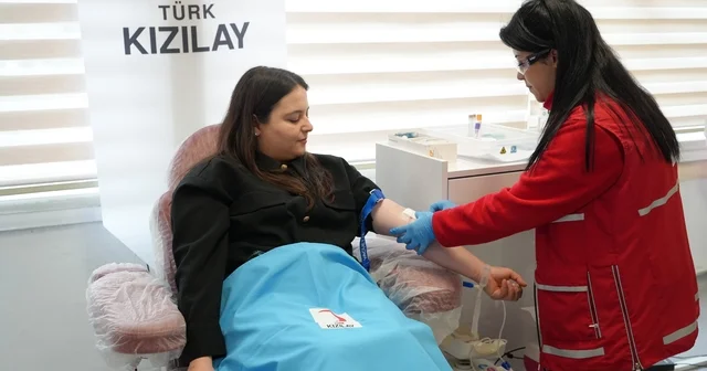 Kızılay a 3 milyonuncu kan bağışı Gaziantep ten 3 milyonuncu kan bağışını yapan zabıt katibi Büşra Tokgöz a Bakan Tunç tan tebrik ve teşekkür telefonu Gaziantep Haberleri