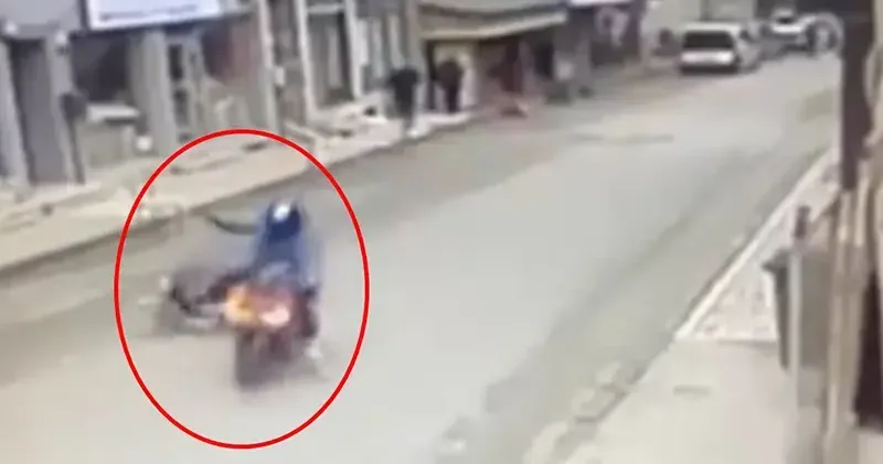 Yayaya çarpan motosikletli kaza sonrası kaçtı; o anlar kamerada