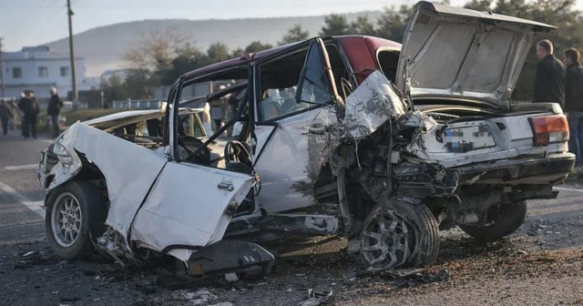 Milas ta zincirleme kaza, Tofaş araç teneke kutu gibi ezildi Muğla Haberleri