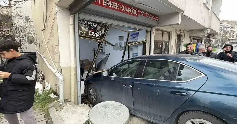 Traş olan müşteri ve berbere otomobil çarptı: Arnavutköy’de ilginç kaza İstanbul Haberleri