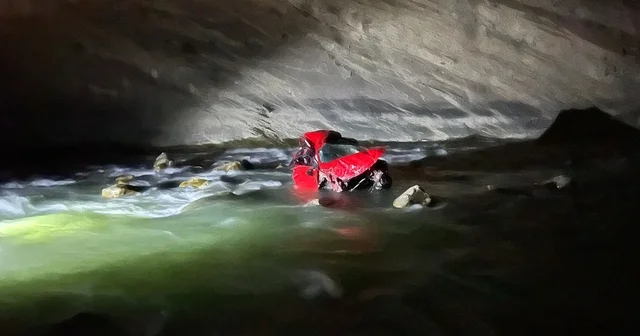 Hafif ticari araç Zap suyuna yuvarlandı; 1 kişi kurtarıldı, kayıp kişiler için çalışma başlatıldı Hakkari Haberleri