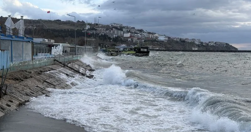 Son dakika: Saatte 50 kilometreye ulaşan fırtına ulaşıma engel oldu Son dakika haberleri