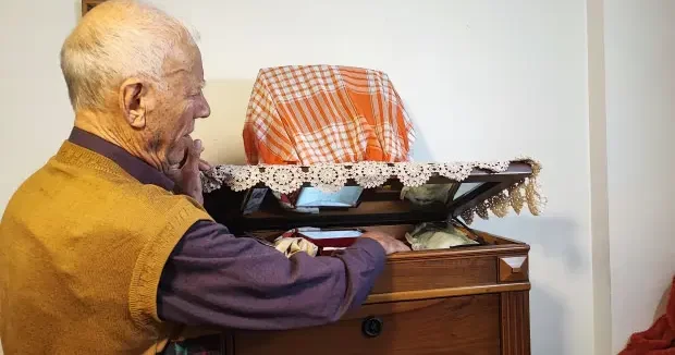 Adana haberleri Adana da gizli bölmedeki 1 kilo altın buhar oldu! 88 yaşındaki adam polise koştu 27 Ocak 2026