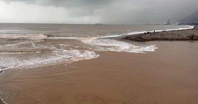 Konyaaltı Sahili nde denizin rengi kahverengiye döndü Antalya Haberleri