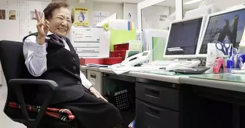 26 yaşında girdiği işte 91 yaşına kadar çalıştı: Aynı masada rekor kırdı Sözcü Gazetesi