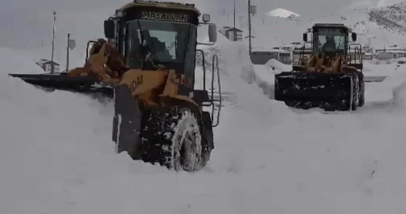 Bitlis’te ekipler bugüne dek 7 bin kamyon kar taşıdı