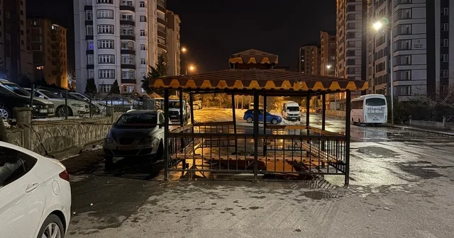 Şiddetli rüzgar, söktüğü kamelyayı bozmadan yola kondurdu Kayseri de şiddetli rüzgarın söktüğü kamelya iki otomobile zarar verdi Kayseri Haberleri