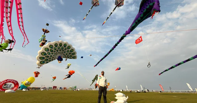 Dünya birincisi Tavus kuşu uçurtmasını Katar semalarında Türk bayrağıyla uçurdu Mardin Haberleri
