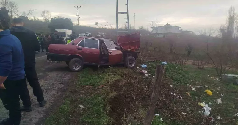 Yoldan çıkan otomobil elektrik direğine çarptı: 2 yaralı