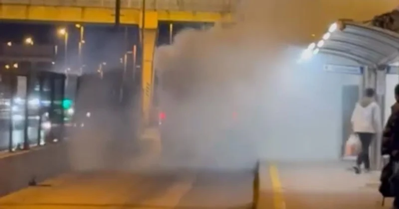 Metrobüsün motorunda yangın