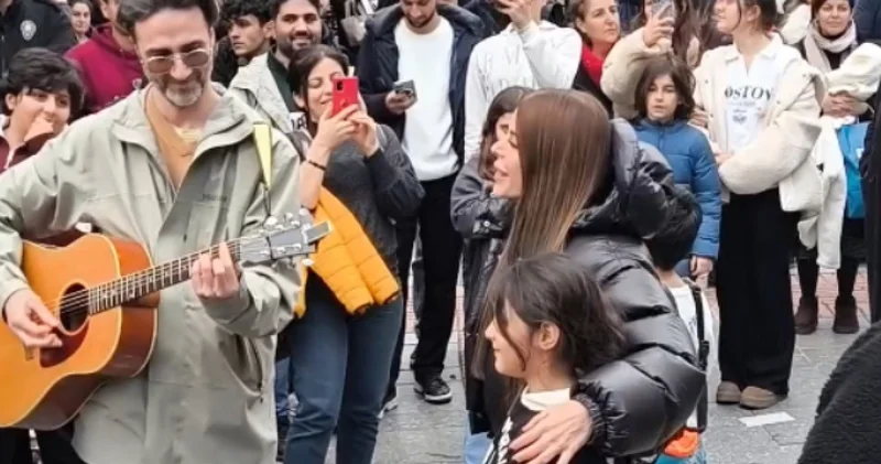 Simge Sağın dan sokakta prova