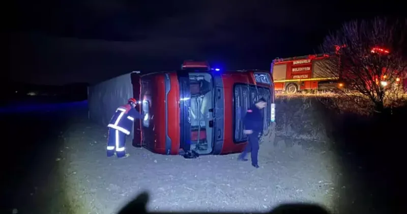 Çorum da köpeğe çarpmamak için manevra yapan tır devrildi, sürücüsü yaralandı