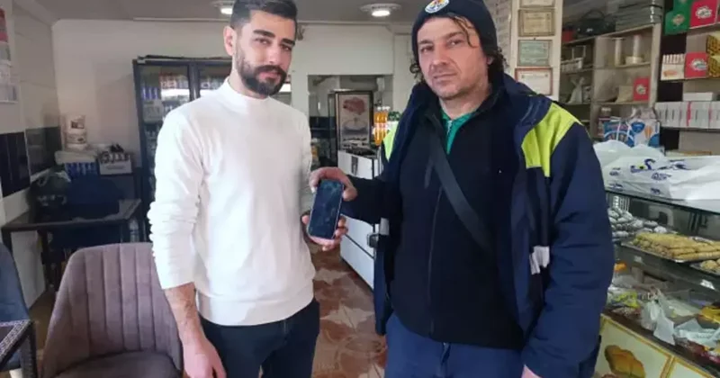 Parkta temizlik yaparken telefon buldu!