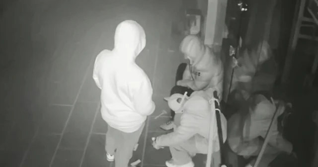 Önce sigara içtiler, sonra sakin sakin dükkanı soydular Hırsızların o anları anbean güvenlik kamerasına yansıdı Aksaray Haberleri