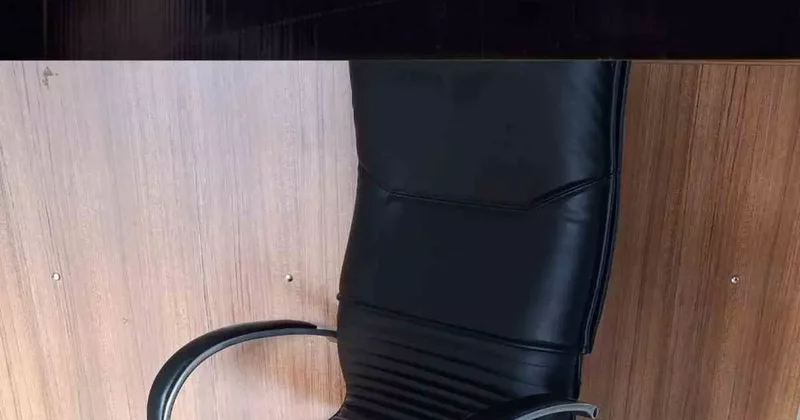 Girdiği iş yerinden koltuk çaldı