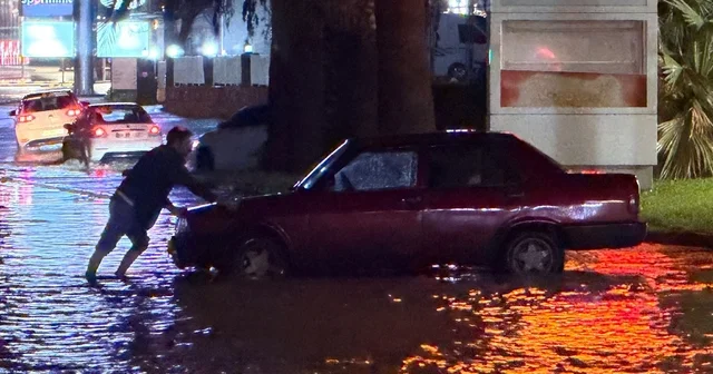 Kuşadası nda sağanak yağış yolları göle çevirdi Aydın Haberleri
