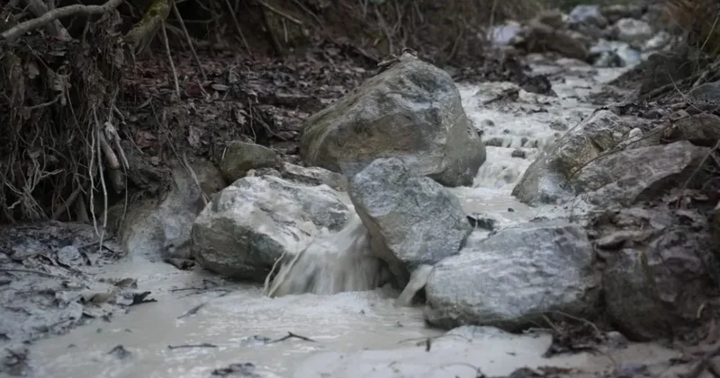 Maden tesisinin atık barajı çöktü: Kimyasal atık doğaya karıştı!