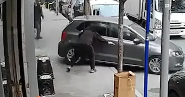 Şişli’de park manevrası faciaya dönüyordu: Otomobilin iş yerine girdiği anlar kamerada VİDEO İZLE