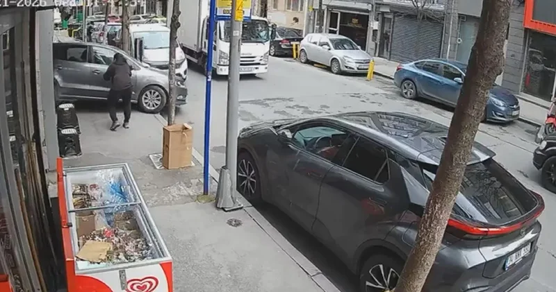 Fren yerine gaza basan sürücü kuaför dükkanına daldı