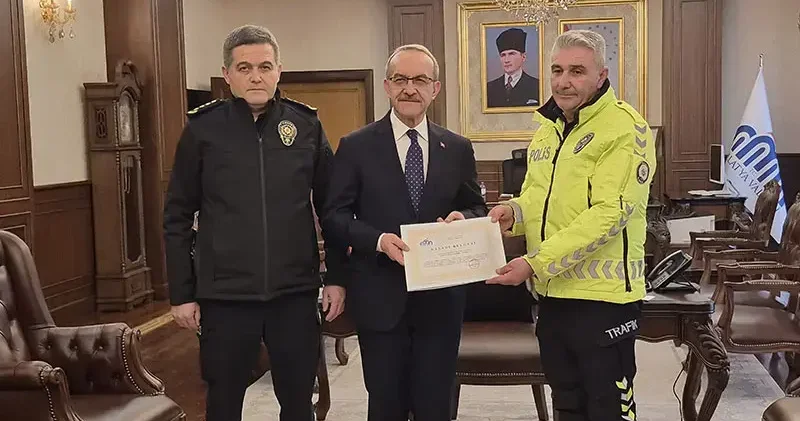 Ayağındaki çorabı üşüyen çocuğa veren polise teşekkür plaketi