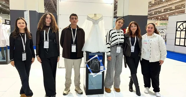 Liseliler, ipek kozasından tasarladıkları gelinlikleri IF Wedding Fashion İzmir de sergiledi İzmir Haberleri