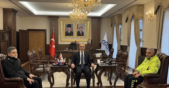 Malatya da çorabını çıkarıp üşüyen çocuğa giydiren polis memuruna başarı belgesi Malatya Haberleri