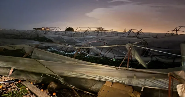 Antalya da hortum seralara zarar verdi Antalya Haberleri