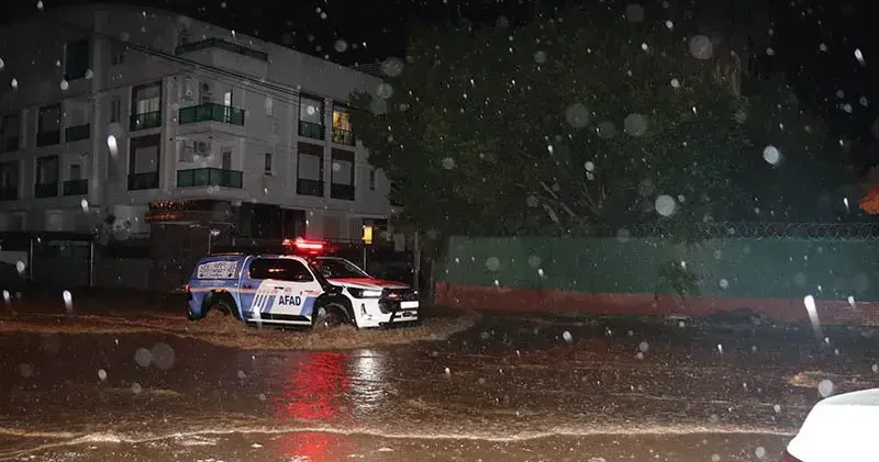 Antalya’da fırtına, sel ve hortum hayatı olumsuz etkiledi