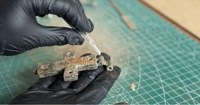 Listra Antik Kenti nde bulunan mühürlenmiş bronz haç restore edildi