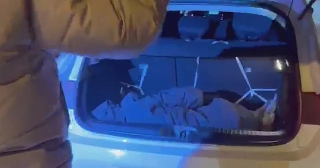 Otomobillerin bagajında 2 kaçak göçmen yakalandı Kars Haberleri