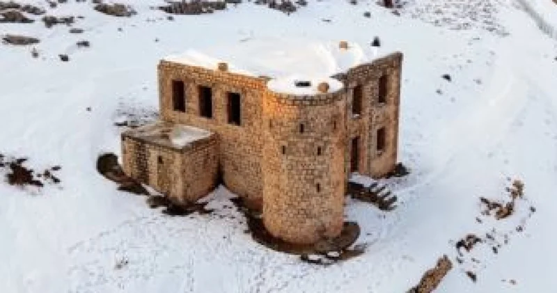 Mardin de beyaza bürünen tarihi karakol, havadan görüntülendi