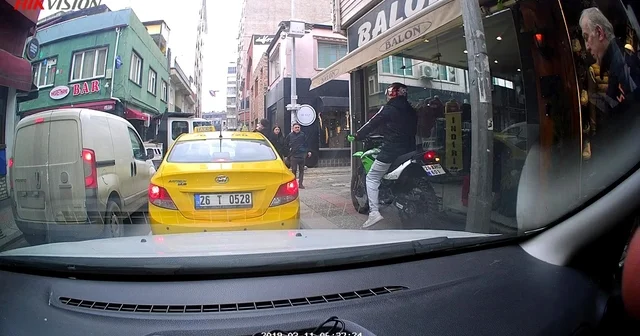 Trafikte kırmızı ışıkta beklememek için kaldırıma çıktı Eskişehir Haberleri