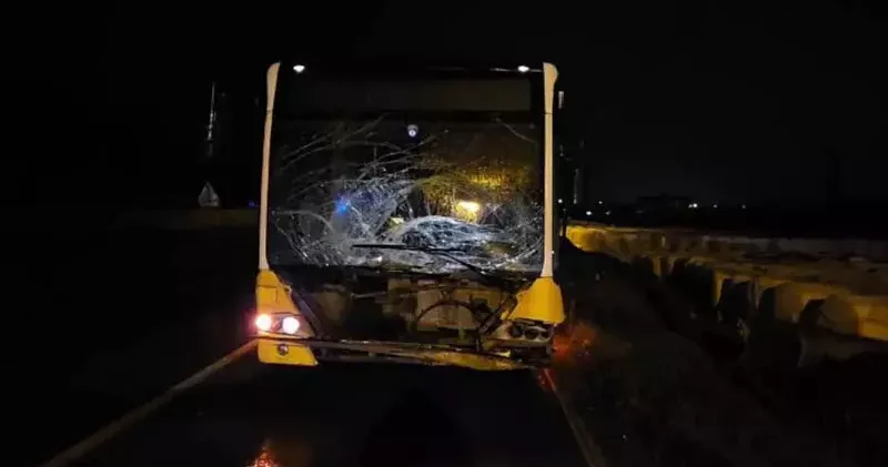 Arnavutköy de İETT otobüsünün karıştığı kazada 2 kişi yaralandı